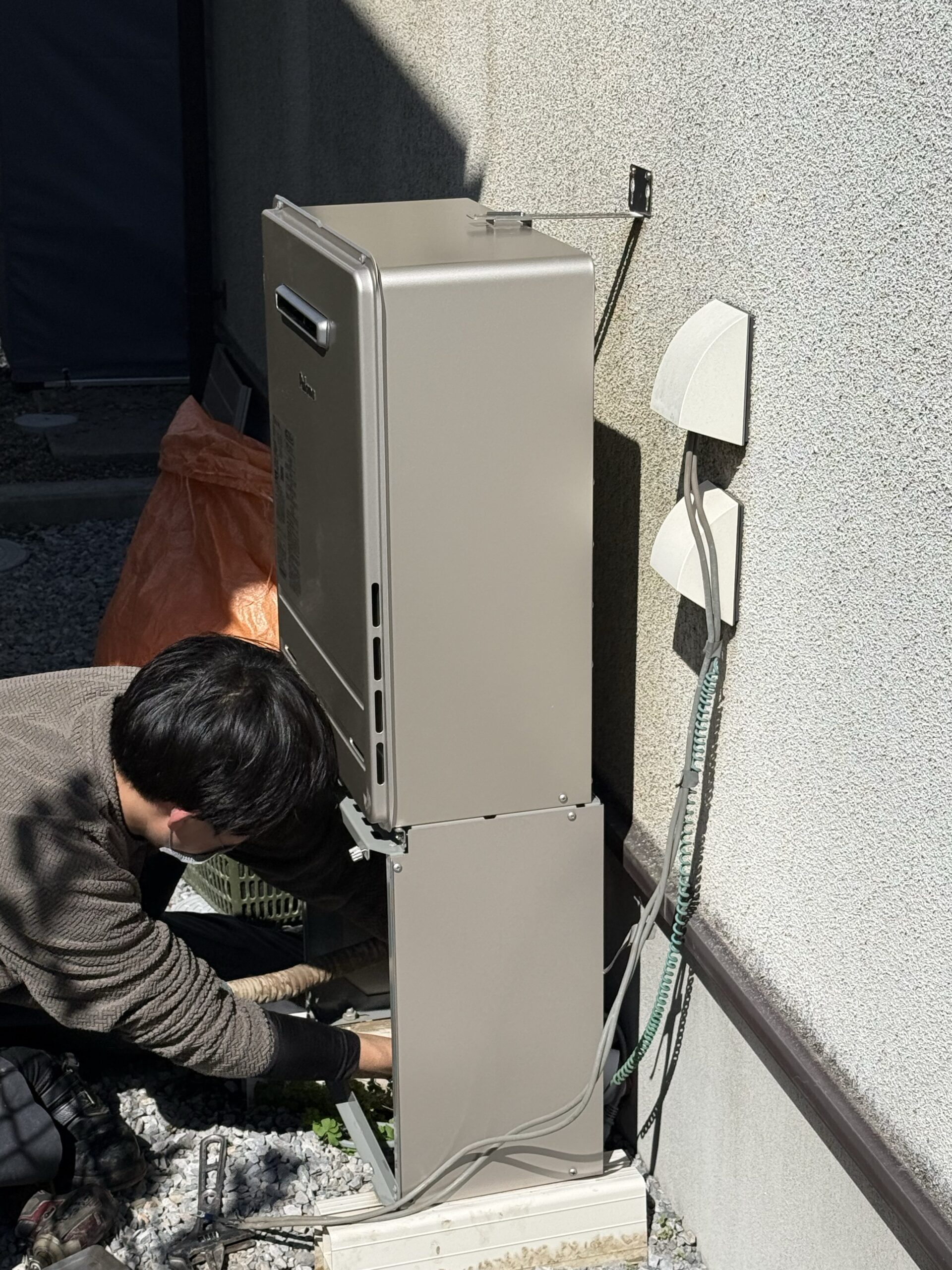 新しいパロマのエコジョーズを取り付ける作業中