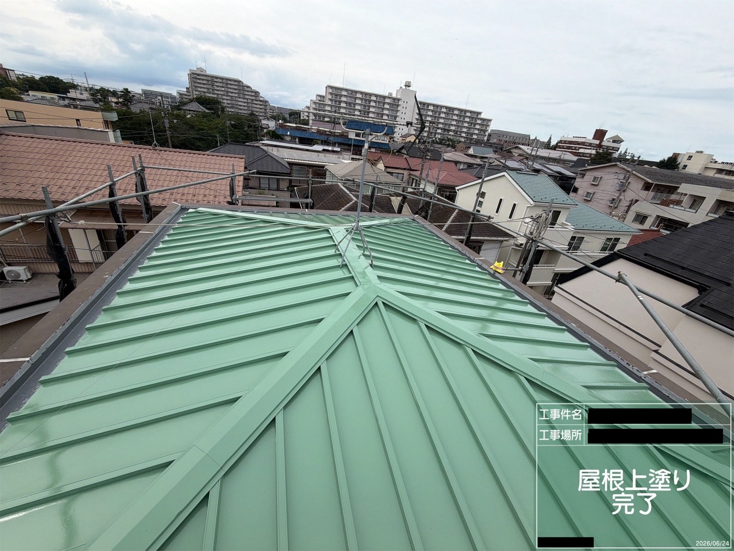 屋根の上塗りが完了し、最終色の緑になった状態