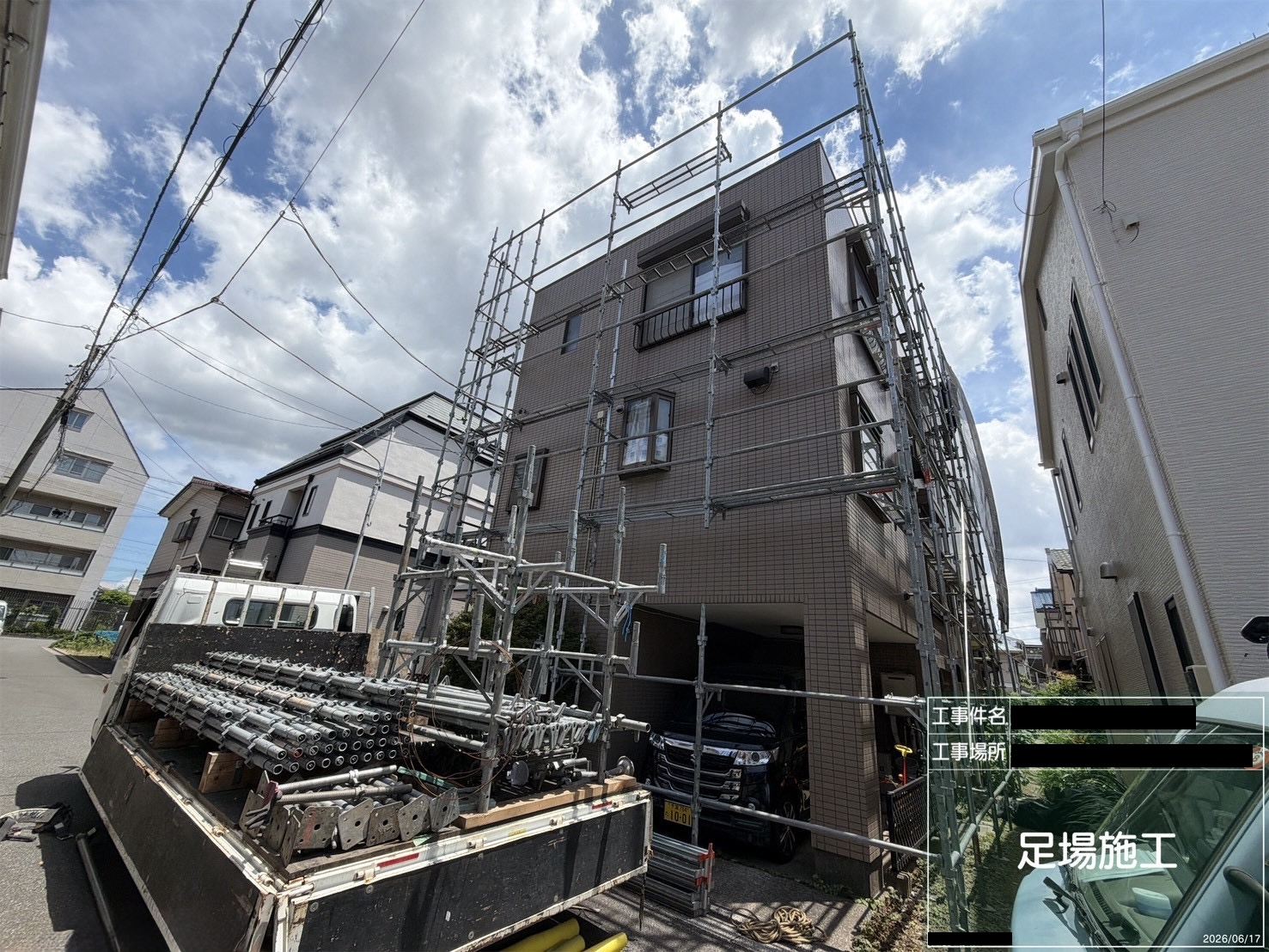 組み立て中の足場。手すりや中さんが設けられている重量鉄骨3階建ての現場