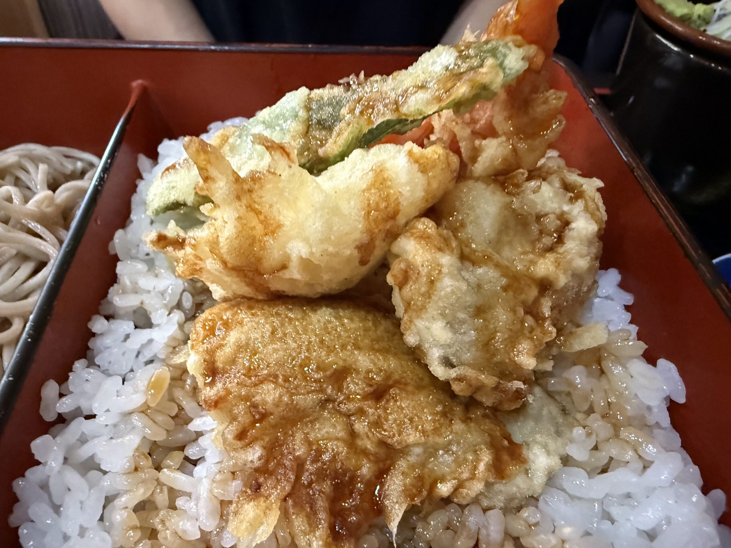 川瀬屋の天ぷら。サクッと揚がった野菜と海老