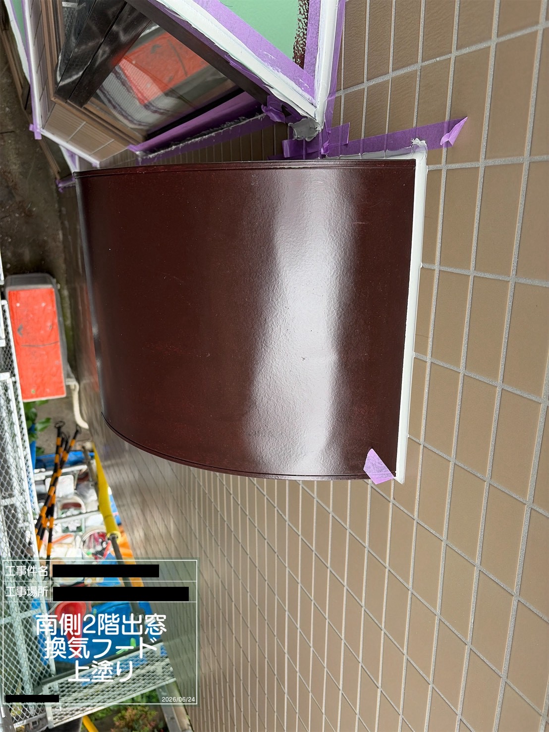 南側2階の出窓にある換気フードを上塗りした付帯部塗装の様子