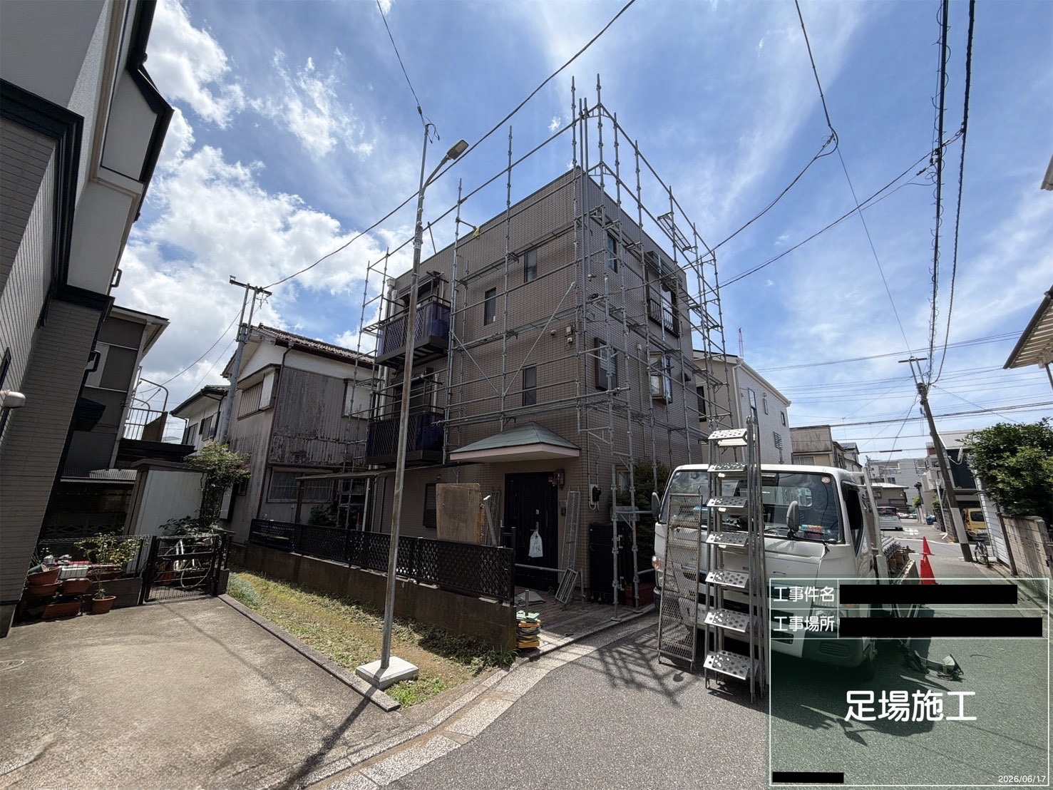 着工初日、足場が組み上がった築29年・重量鉄骨造の物件
