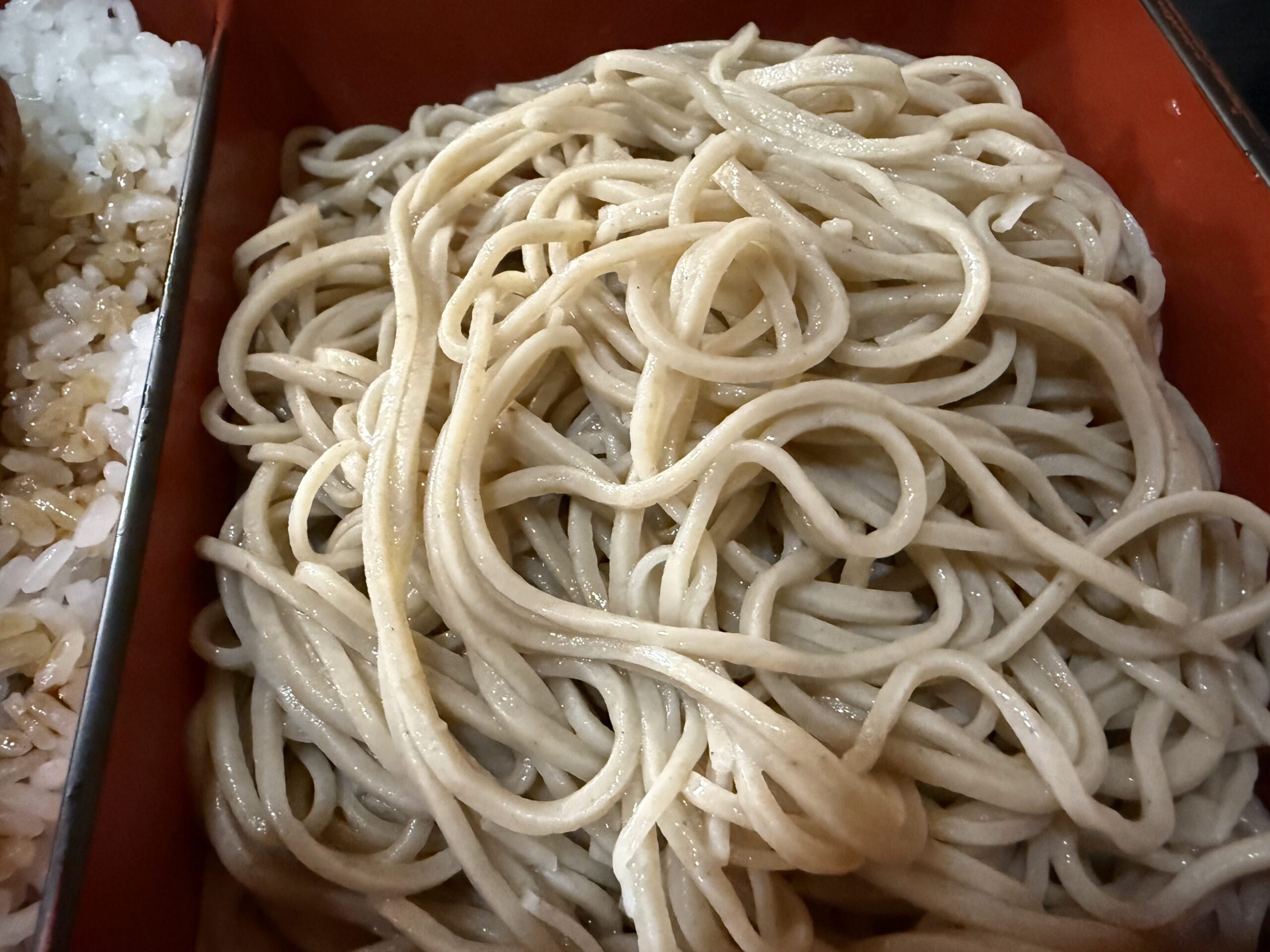 川瀬屋の手打ち蕎麦（せいろ）のアップ。つやのある細打ち