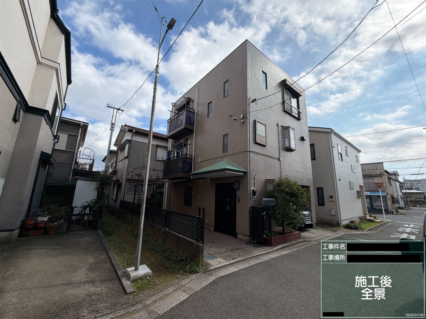 大規模修繕が完了した築29年・重量鉄骨3階建ての外観