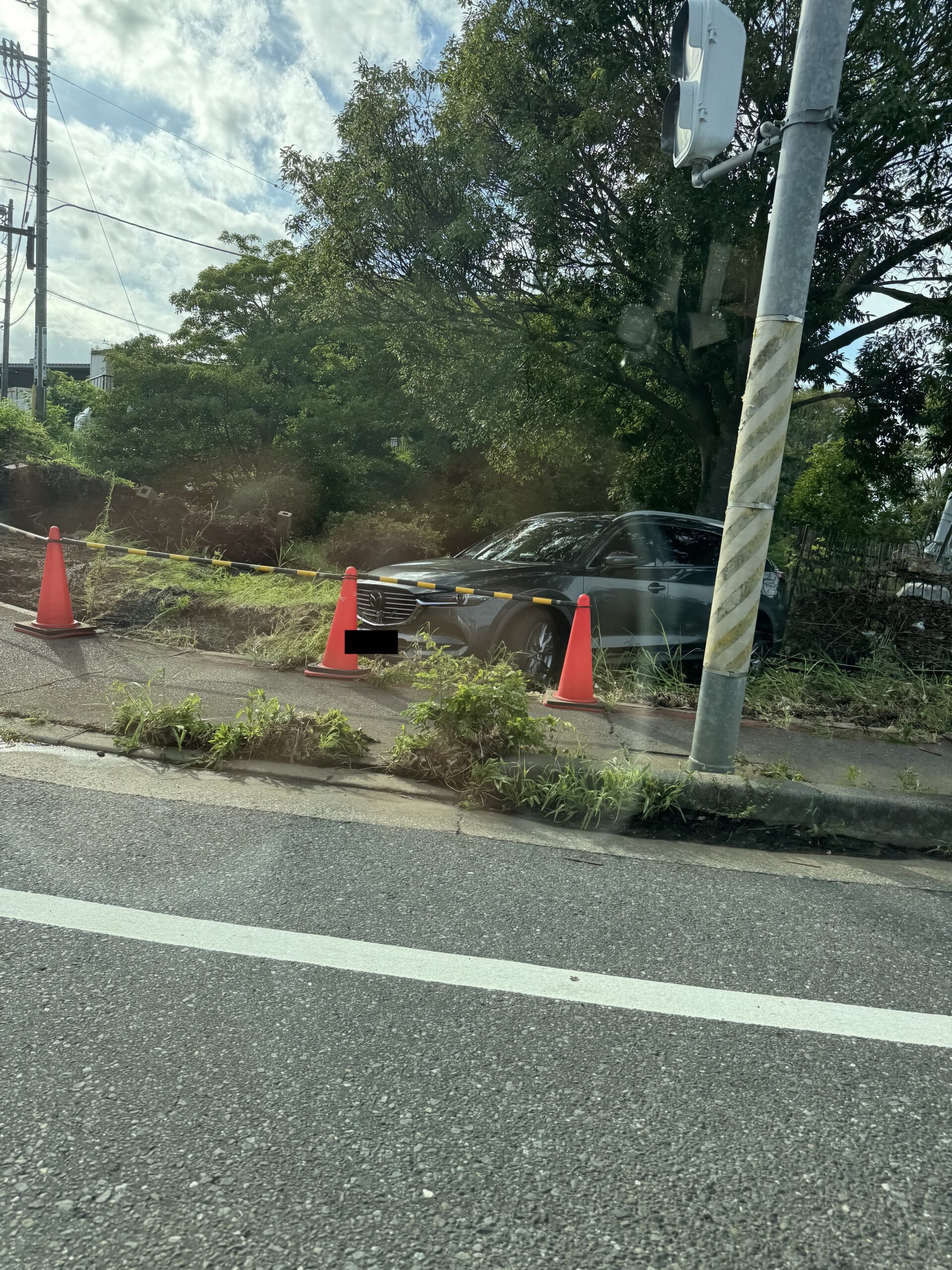 令和8年8月千葉豪雨のあと、志津エリアの坂下で道路脇に取り残された車
