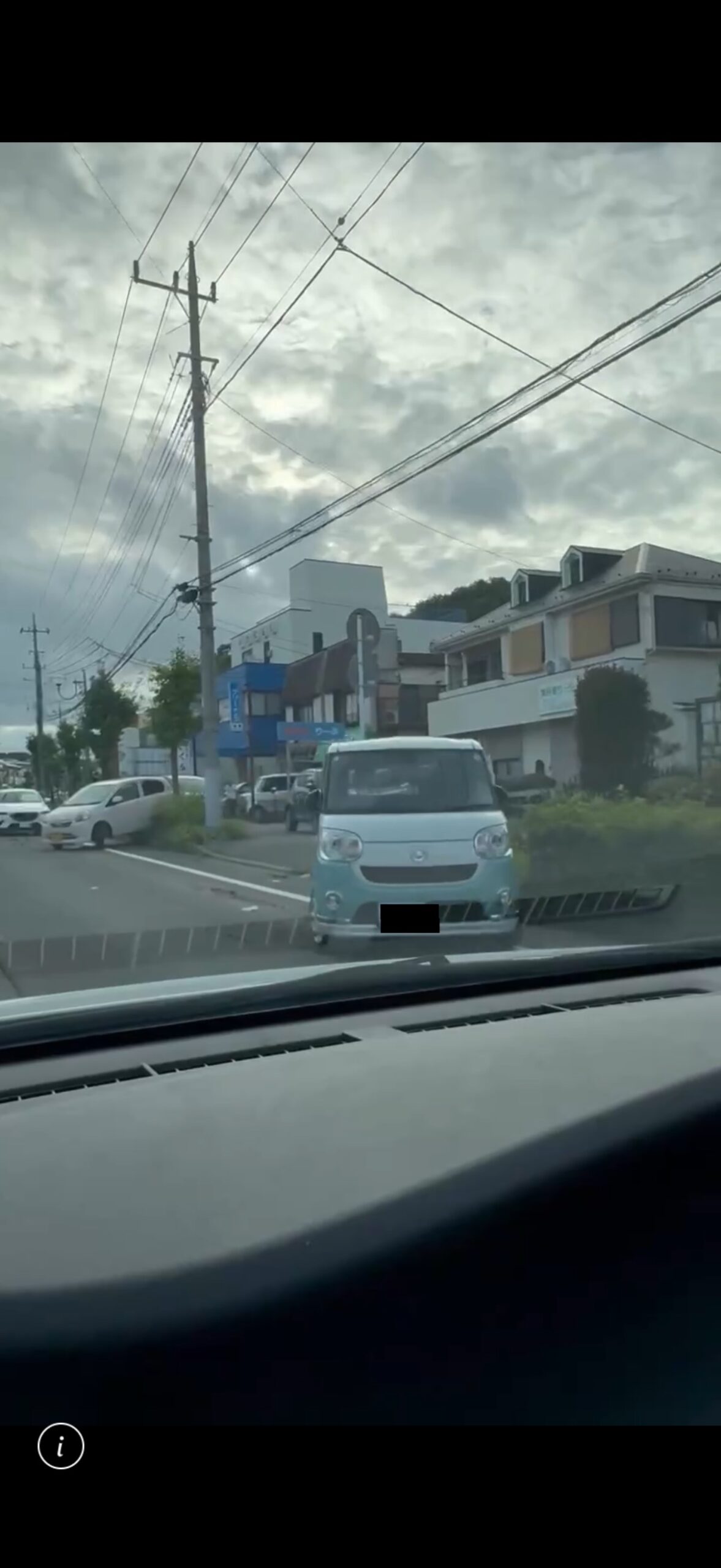 水が引いたあと、本来車が停まらない位置に取り残された車