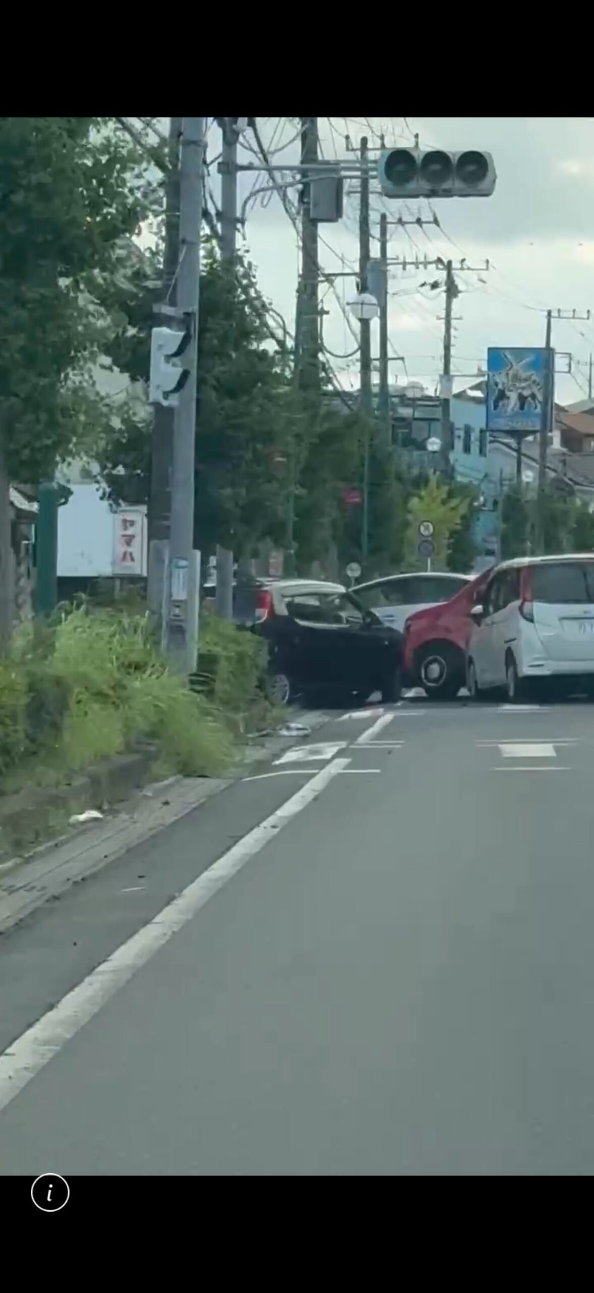 志津エリアの坂下の通り沿いに並んだまま動かせなくなった車